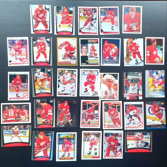 30+ Detroit Red Wings Hockey Cards from the 90's From Various Sets! - Picture 1 of 3